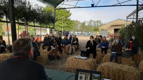 Une quarantaine de personnes se sont réunies le 13 octobre 2020 aux pépinières Imbert, près de Lyon, pour évoquer une thématique très actuelle : « quels arbres pour demain ? ». © P. Darmet, Ferme de Gally